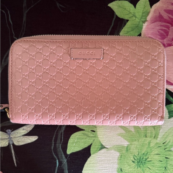 Gucci wallet. Pink Gussisima wallet. EUC. - Picture 1 of 14